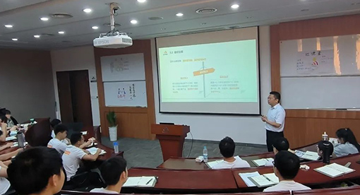 領導垂范大力提升課程質量