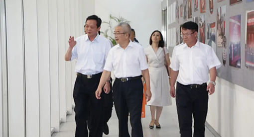 參觀邁安德集團現(xiàn)代化的智能制造基地