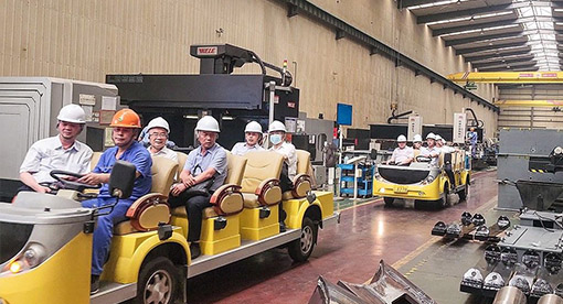 中國糧油學會糧油食品智能裝備分會成員參觀邁安德集團現(xiàn)代化的智能制造基地