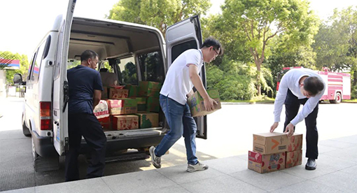 在第96個(gè)“八一”建軍節(jié)來(lái)臨之際，邁安德集團(tuán)到邗江區(qū)消防救援大隊(duì)進(jìn)行慰問(wèn)