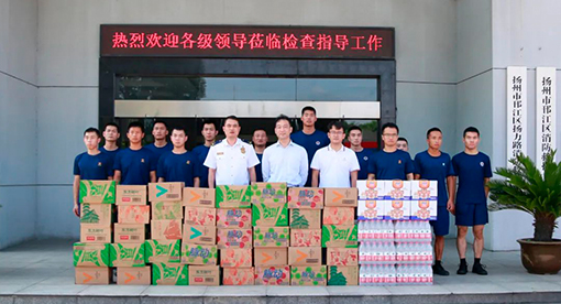 在第96個(gè)“八一”建軍節(jié)來(lái)臨之際，邁安德集團(tuán)到邗江區(qū)消防救援大隊(duì)進(jìn)行慰問(wèn)